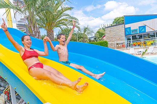 Tobog�n acu�tico y piscina exterior, camping CAPFUN Saint Laurent, LA FORET FOUESNANT.