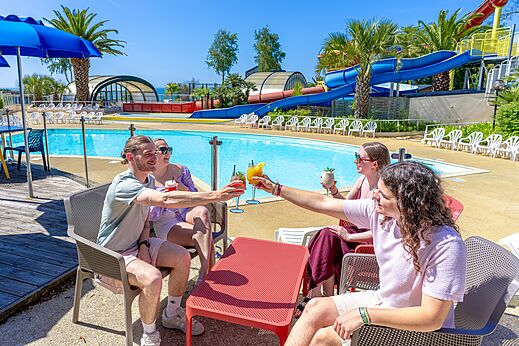 Bar piscina y toboganes, camping CAPFUN Saint Laurent en LA FORET FOUESNANT.