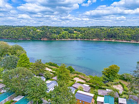 Vista a�rea Mobil-homes y costa en el camping CAPFUN Saint Laurent en LA FORET FOUESNANT (29).