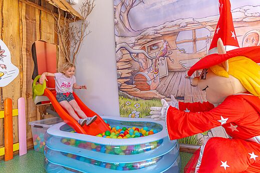 Tobogán infantil y piscina de bolas con mascota en CAPFUN Saint Laurent (29).