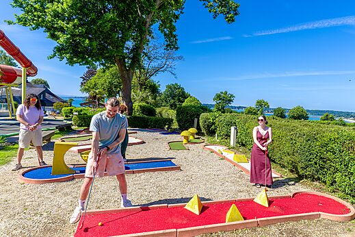 Campo de minigolf exterior en el camping CAPFUN Saint Laurent en LA FORET FOUESNANT.