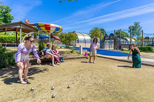 Partida de petanca amistosa entre veraneantes en el camping CAPFUN Saint Laurent en LA FORET FOUESNANT.