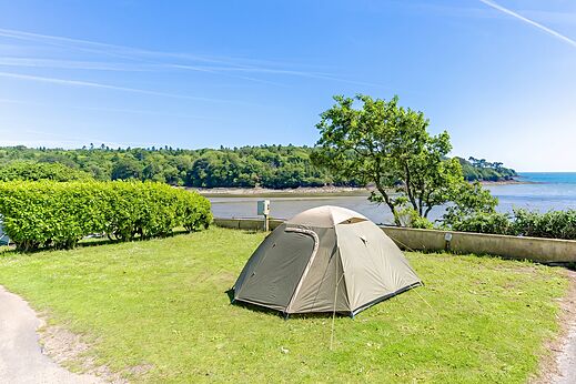 Tienda en parcela con vista al mar en el camping CAPFUN Saint Laurent en LA FORET FOUESNANT.