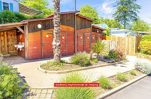 Bloque sanitario moderno con cabinas individuales en camping CAPFUN Saint Laurent LA FORET FOUESNANT (29).