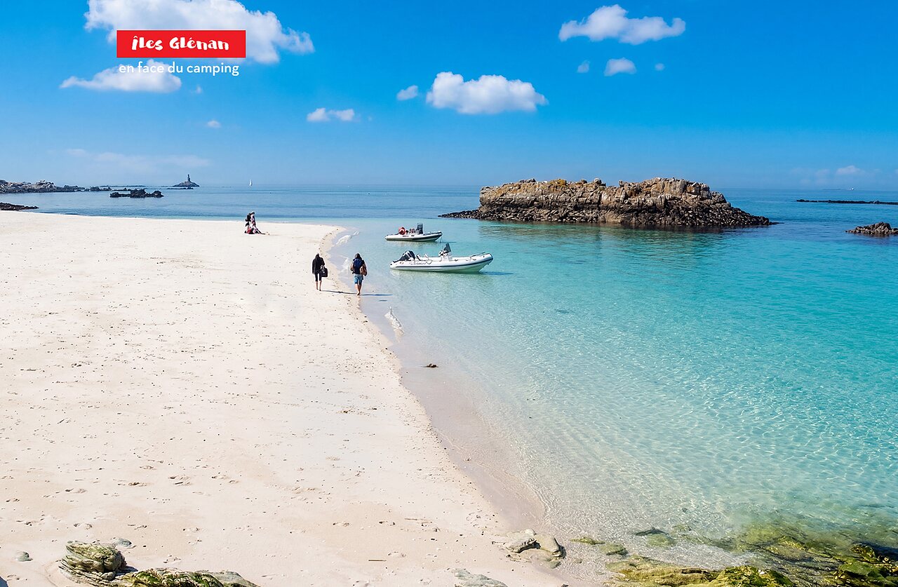 Plage de sable blanc et eaux turquoise des �les Gl�nan, pr�s de La For�t Fouesnant.