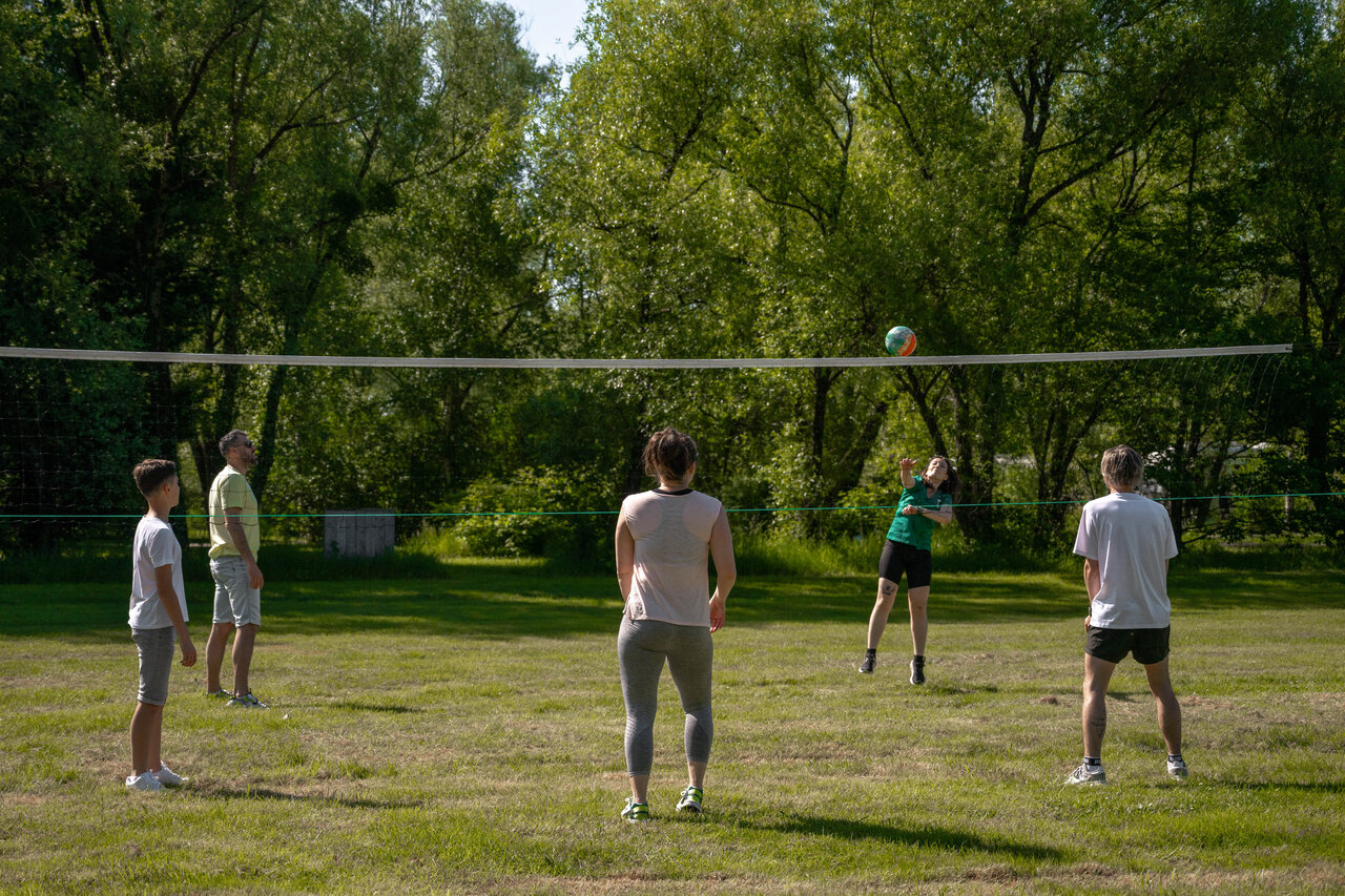 Voleibol al aire libre en el camping CLICOCHIC Les Saules de Cheverny en Cheverny.