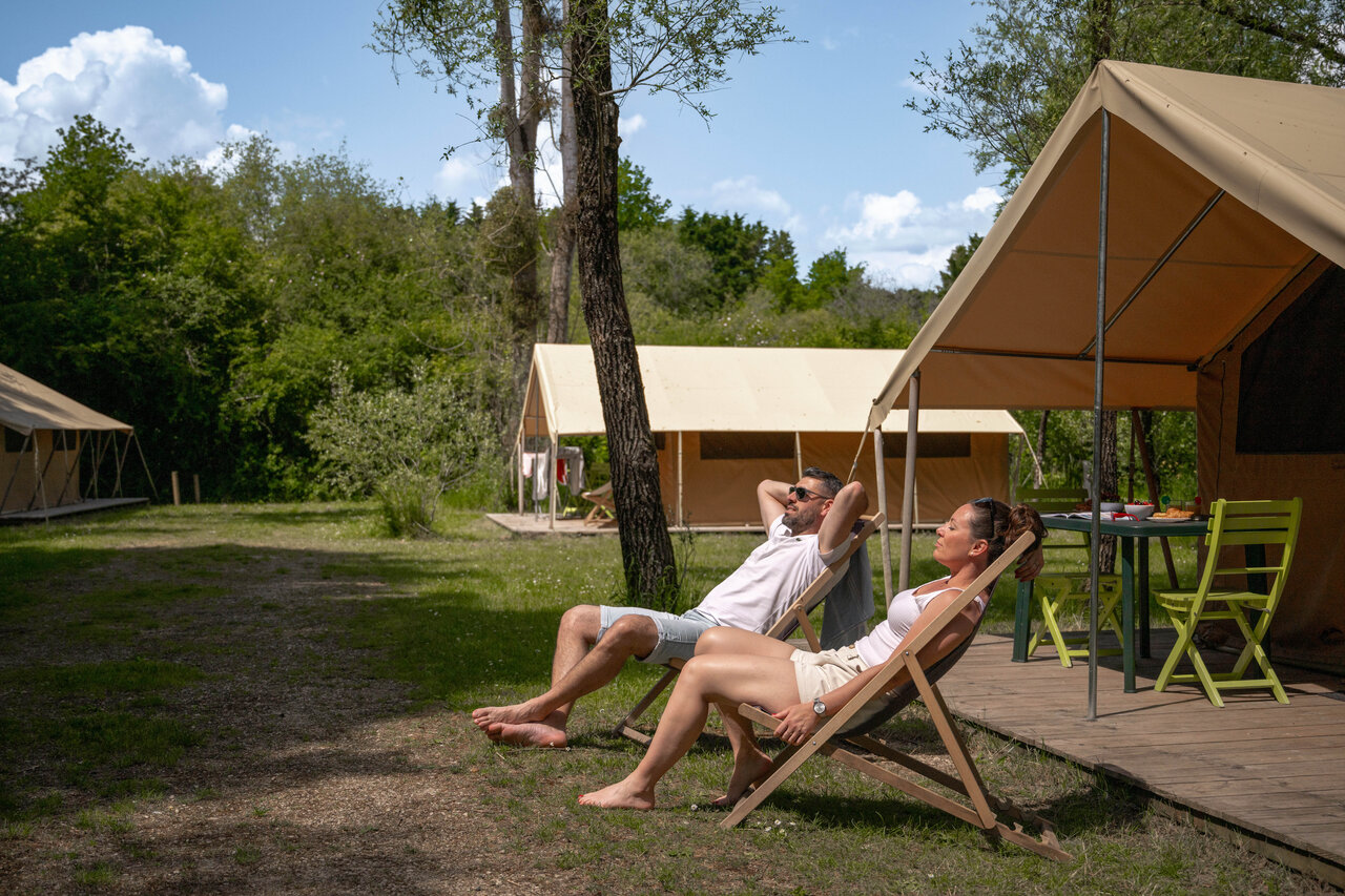 Tienda safari glamping y pareja relaj�ndose, camping CLICOCHIC Les Saules de Cheverny.