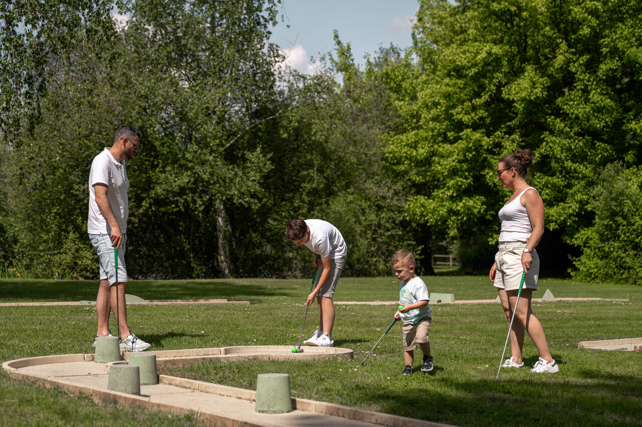Minigolf familiar en campo verde del camping CLICOCHIC Les Saules de Cheverny.