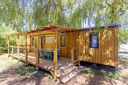 Piscina exterior y cubierta del camping CLICOCHIC Les Saules de Cheverny.