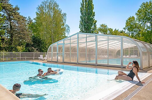 Piscina cubierta con ni�o y adulto en el camping CLICOCHIC Les Saules de Cheverny (41).