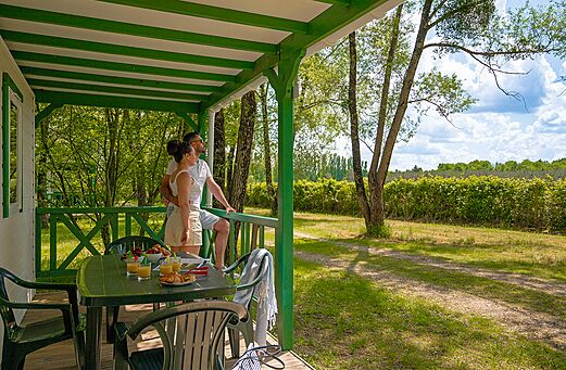 Terraza cubierta de casa m�vil con pareja en el camping CLICOCHIC Les Saules de Cheverny en Cheverny (41).