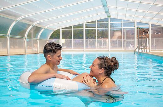 Piscina exterior animada, gente divirti�ndose en el camping CLICOCHIC Les Saules de Cheverny.