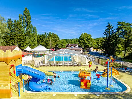 Mascota y ni�os divirti�ndose en el parque infantil del camping en Cheverny.