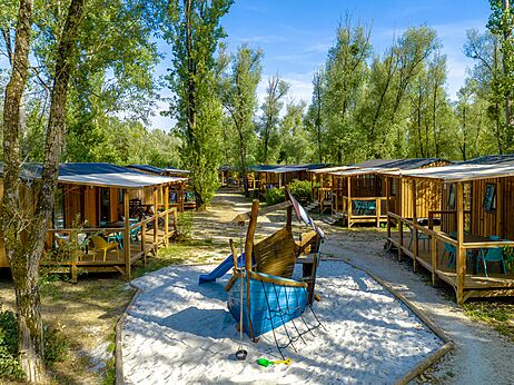 Familia en el bar exterior del camping CLICOCHIC Les Saules de Cheverny en Cheverny (41).