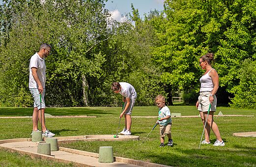 Mini-golf familiar en el camping CLICOCHIC Les Saules de Cheverny (41).
