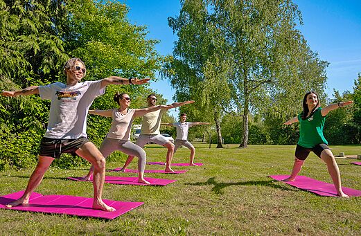 Sesión de yoga al aire libre en camping CLICOCHIC Les Saules de Cheverny.