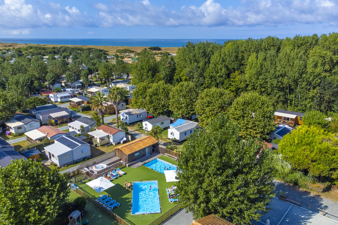 Piscinas, Mobil-homes en el camping CLICOCHIC Seuli�res en Saint-Denis-d'Ol�ron (17).