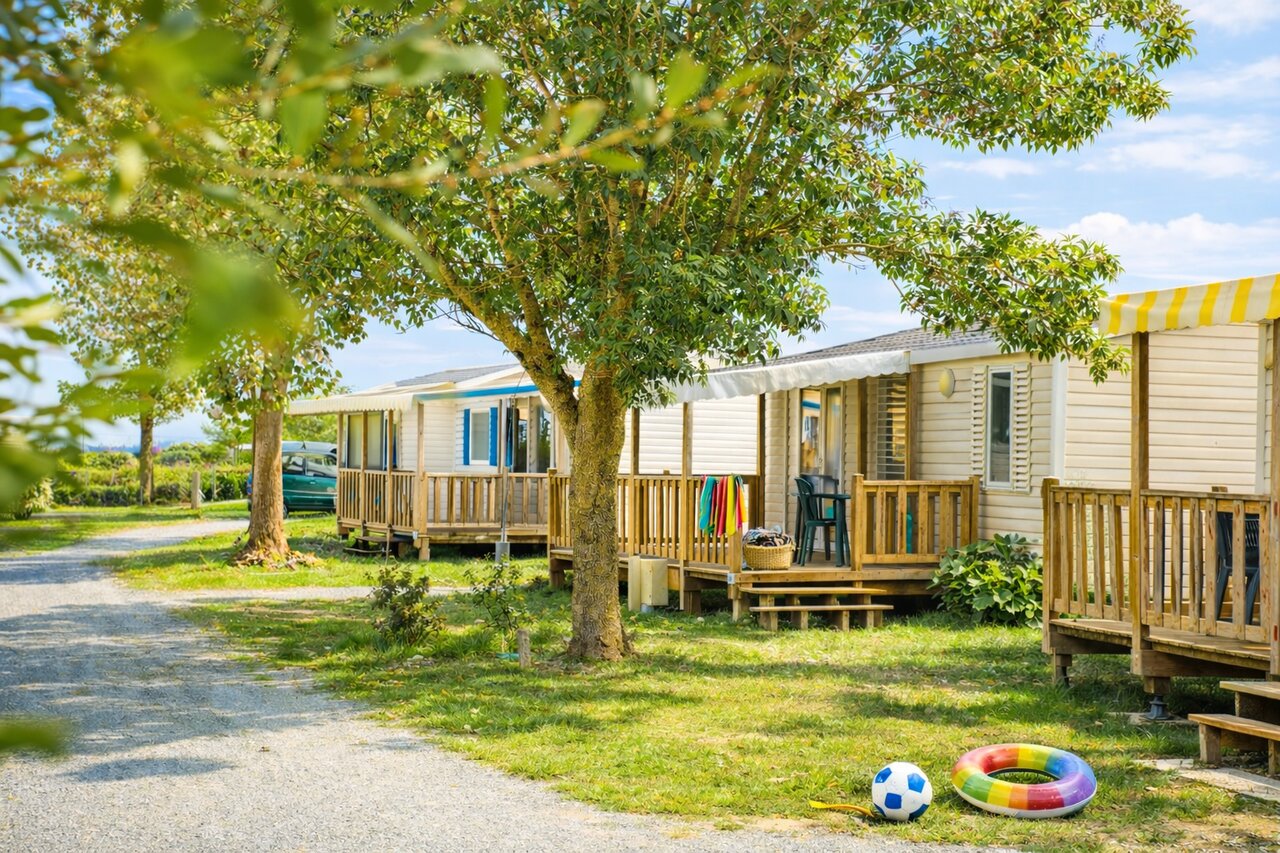 C�modos Mobil-homes con terrazas sombreadas en el camping CLICOCHIC Seuli�res en Saint-Denis-d'Ol�ron (17).