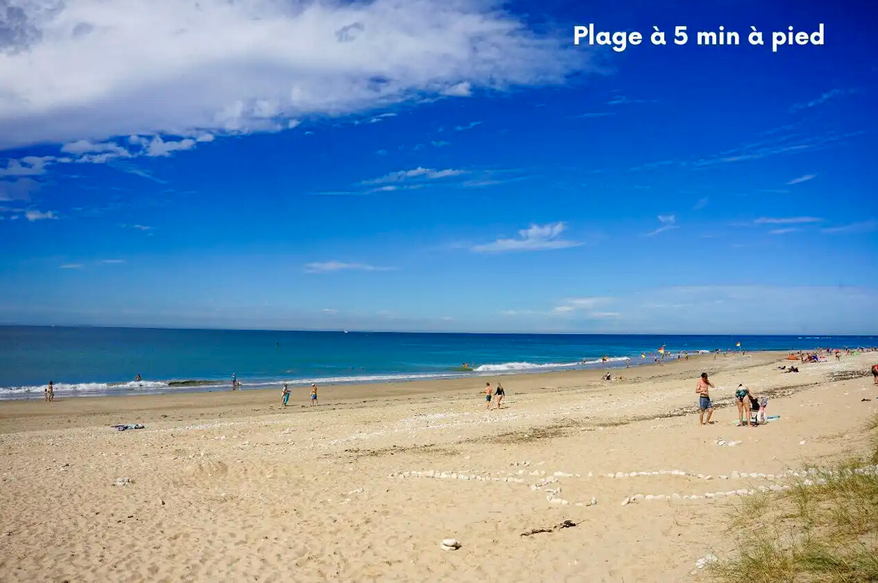 Playa de arena fina, mar, ba�istas, camping CLICOCHIC Seuli�res, Saint-Denis-d'Ol�ron (17).
