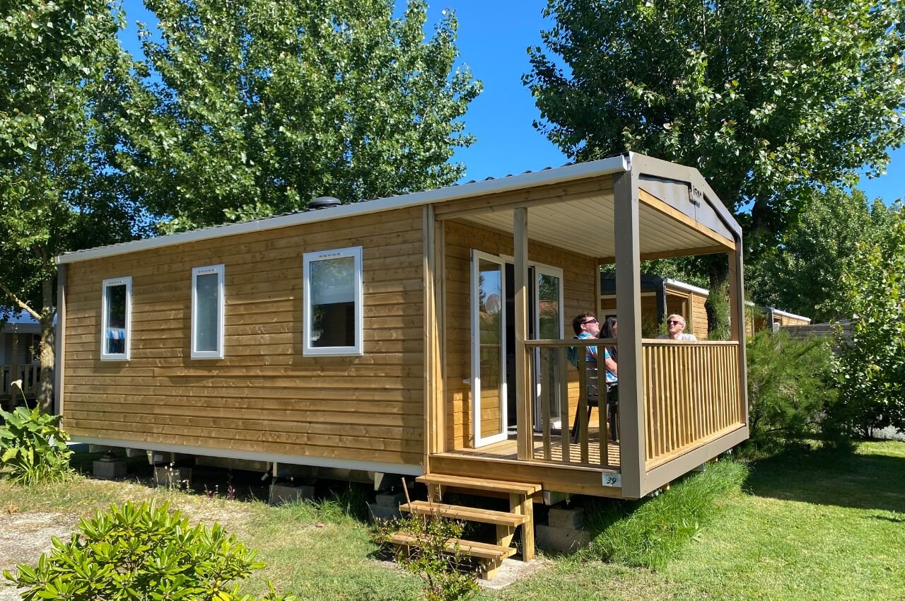 Mobil-home de madera con terraza cubierta, en el camping CLICOCHIC Seuli�res en Saint-Denis-d'Ol�ron (17).
