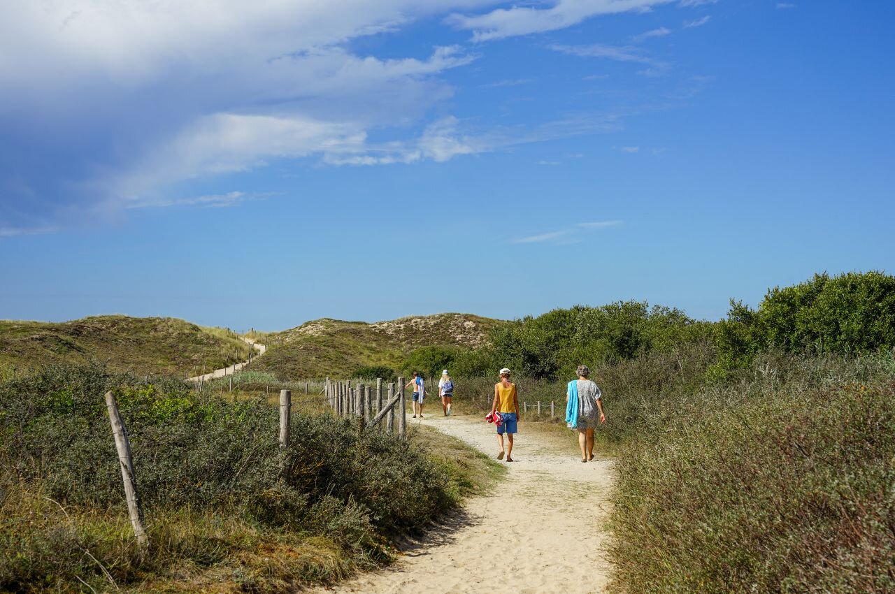 Sendero arenoso a trav�s de dunas, caminantes, camping CLICOCHIC Seuli�res Saint-Denis-d'Ol�ron.