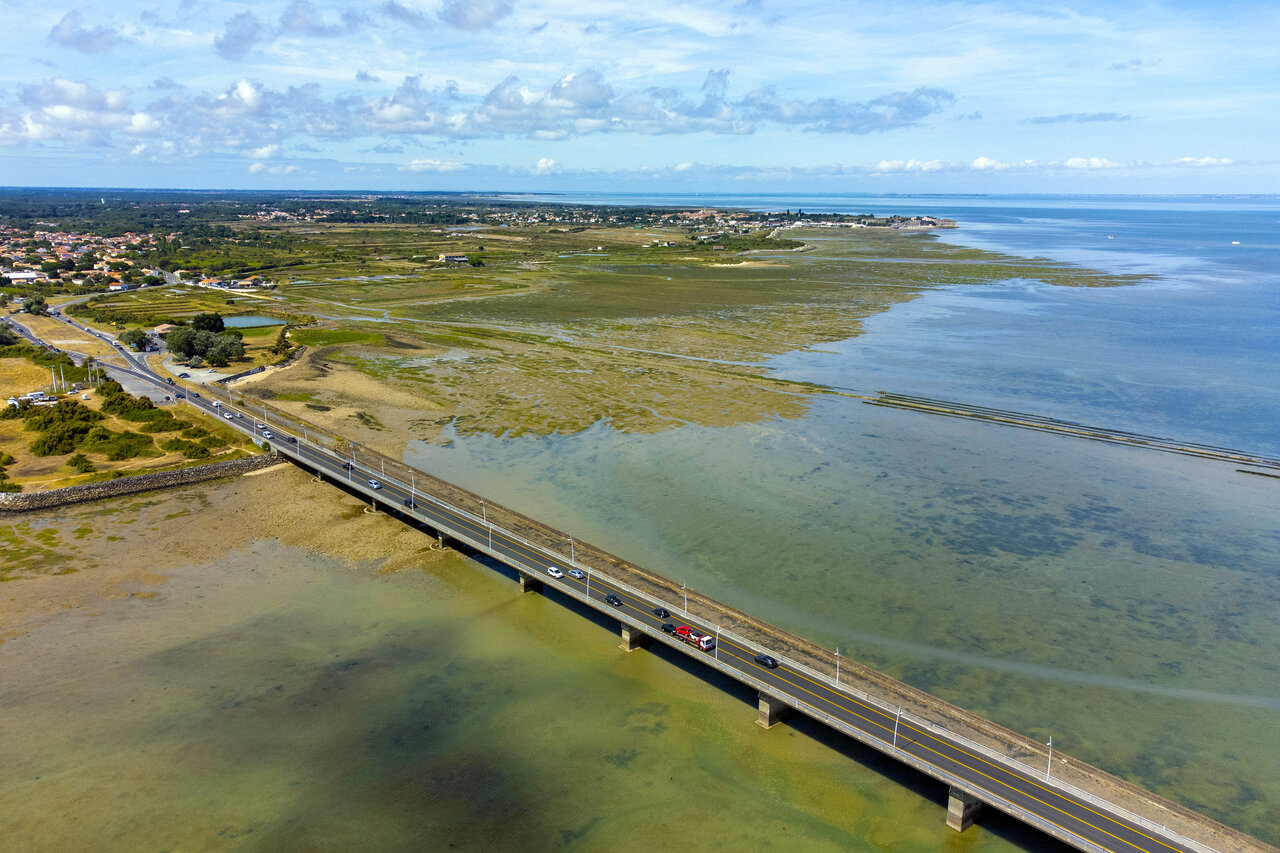 Puente de carretera sobre estuario, paisaje costero en camping CLICOCHIC Seuli�res en Saint-Denis-d'Ol�ron (17).