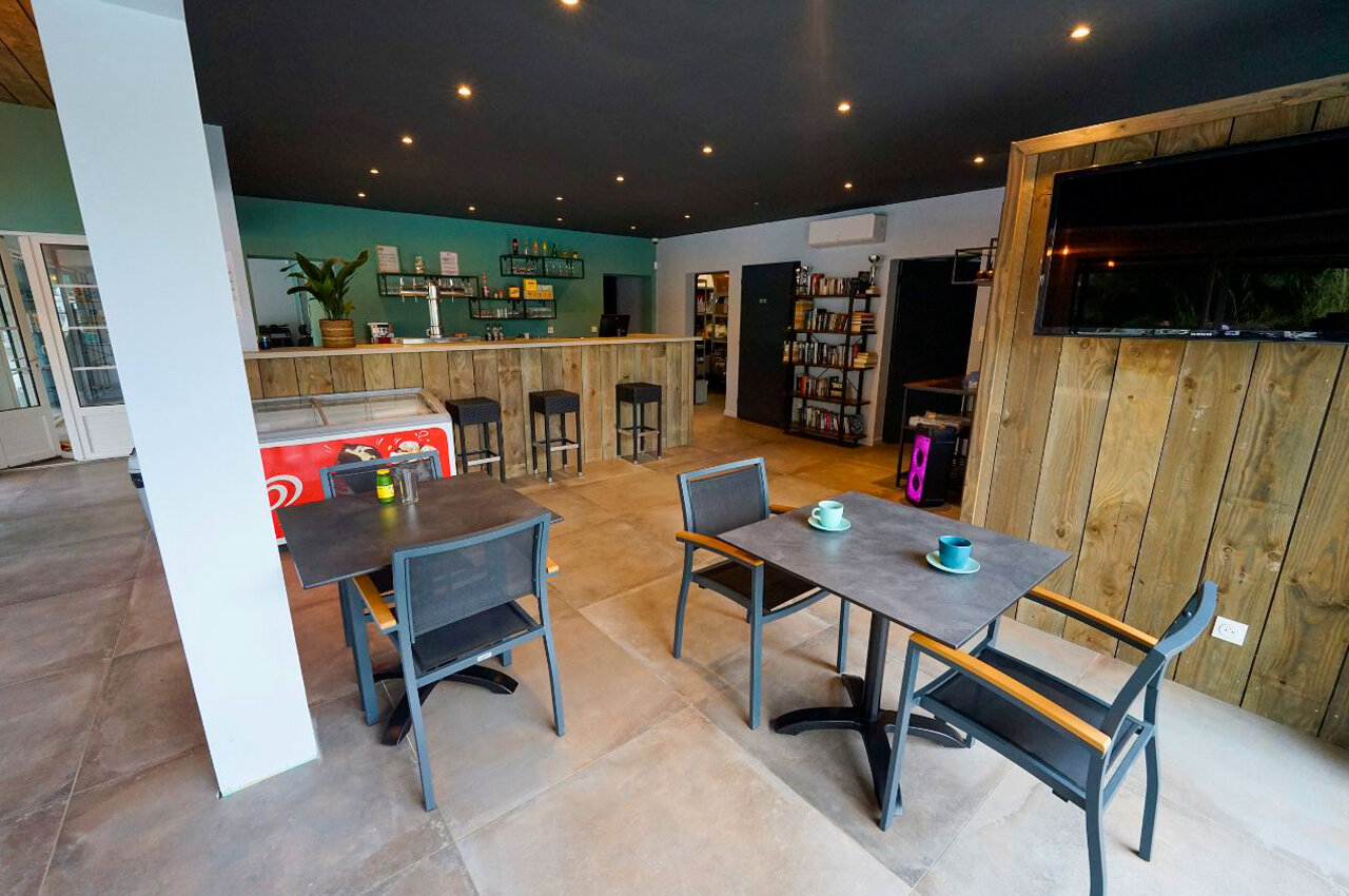 Bar moderno, mesas y sillas, zona de relax en el camping CLICOCHIC Seuli�res.