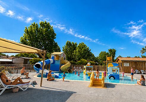 Piscina, toboganes y juegos acuáticos en el camping CLICOCHIC Seulières en Saint-Denis-d'Oléron (17).