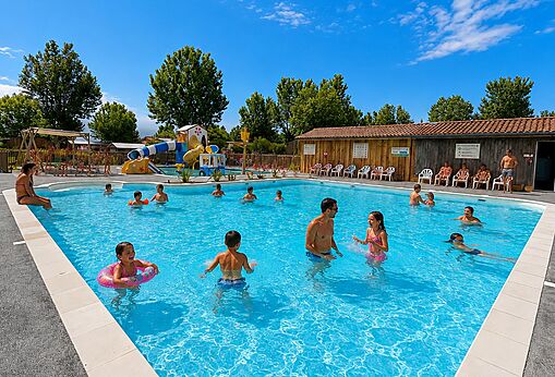 Piscina exterior, tobogán y juegos acuáticos en el camping CLICOCHIC Seulières (17).