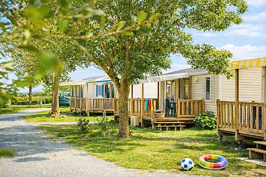 Mobil-home con terraza de madera en el camping CLICOCHIC Seulières en Saint-Denis-d'Oléron.