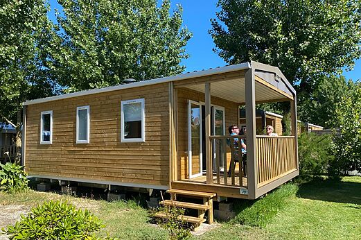 Mobil-home de madera con terraza cubierta en el camping CLICOCHIC Seulières, Saint-Denis-d'Oléron.