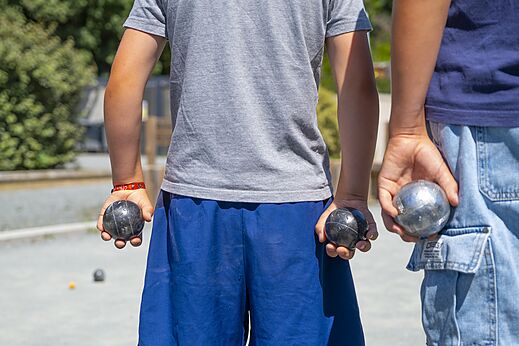 Jugadores de petanca en la cancha del camping CLICOCHIC Seulières en Saint-Denis-d'Oléron.