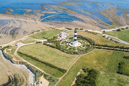 Faro, costa y mar en marea baja vista aérea camping CLICOCHIC Seulières.