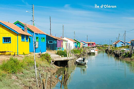 Cabañas ostrícolas coloridas a lo largo de un canal en la Isla de Oléron, Charente-Maritime.