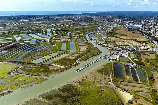 Vista aérea marismas saladas y río, camping CLICOCHIC Seulières en Saint-Denis-d'Oléron.
