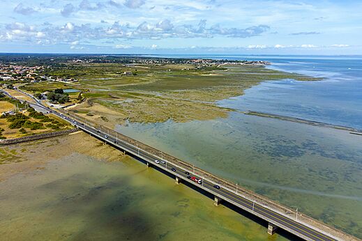 Puente, litoral en el camping CLICOCHIC Seulières en Saint-Denis-d'Oléron (17).
