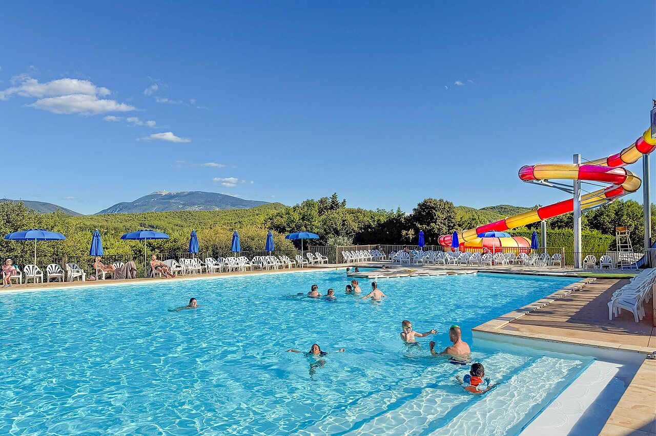 Piscina exterior, tobog�n, ba�istas en el camping VAGUES OCEANES Soleil de Provence (84).