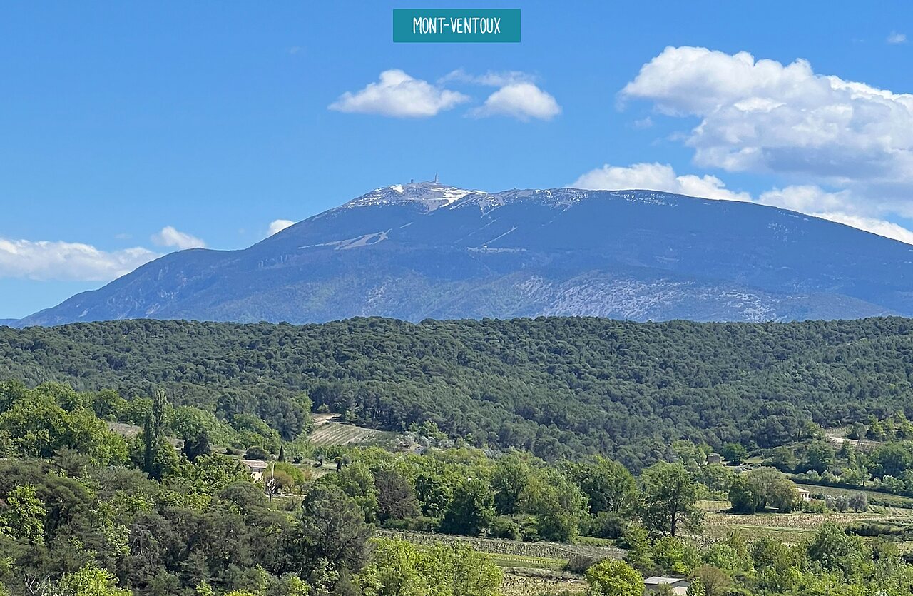 Mont Ventoux nevado, paisaje natural y verde en Provenza, Francia.