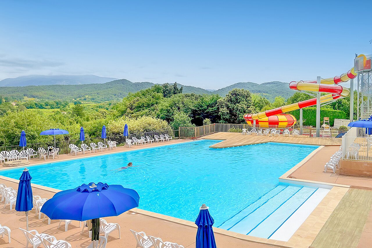 Piscina exterior, tobog�n acu�tico, sombrillas en el camping VAGUES OCEANES Soleil de Provence (84).