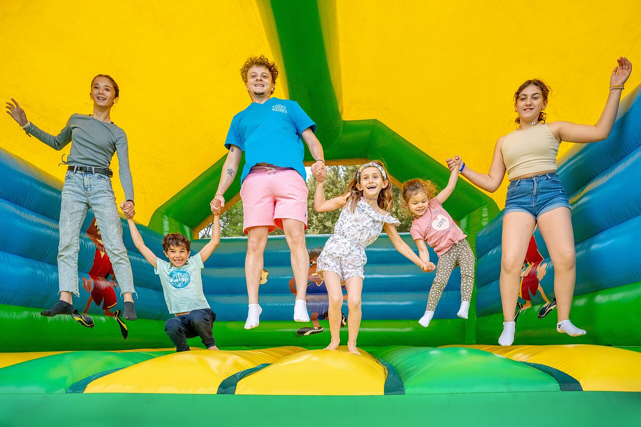 Juego inflable, ni�os y adultos, camping VAGUES OCEANES Soleil de Provence en Saint-Romain-en-Viennois.