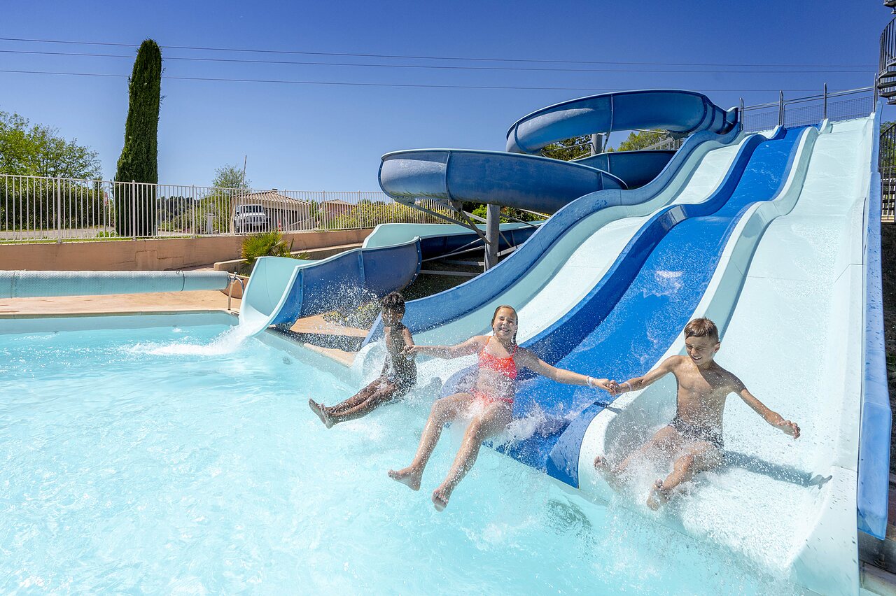 Toboganes acu�ticos y piscina exterior para ni�os en el camping VAGUES OCEANES Soleil de Provence en Saint-Romain-en-Viennois (84).