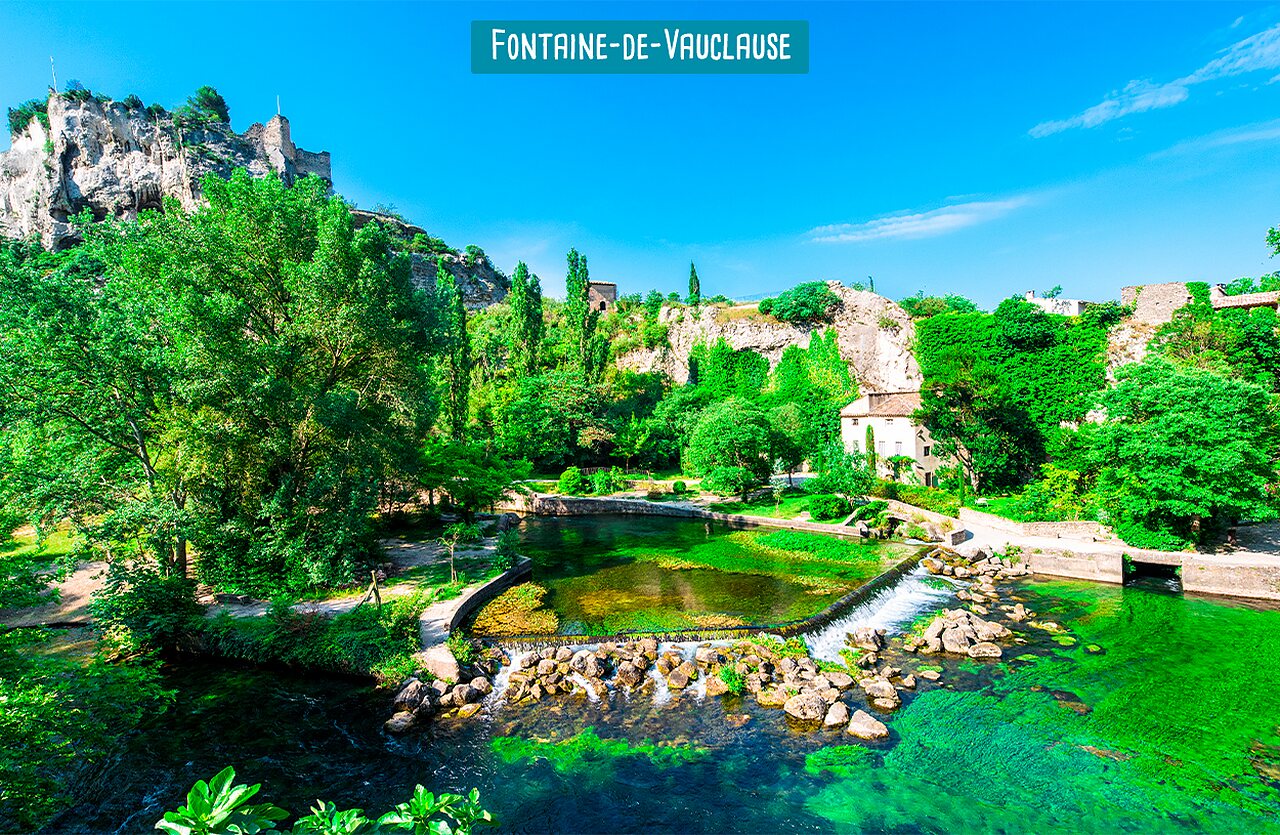 Fontaine-de-Vaucluse, fuente del Sorgue, pueblo pintoresco en Provenza.
