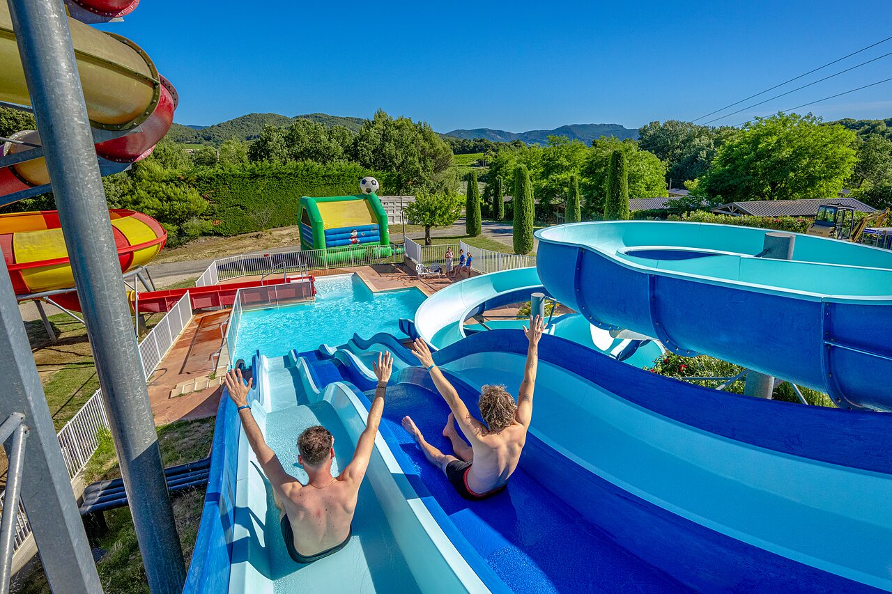 Toboganes acu�ticos azules y piscina exterior en el camping VAGUES OCEANES Soleil de Provence (84).