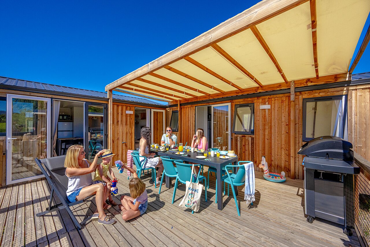 Mobil-home con terraza cubierta y comida familiar en el camping VAGUES OCEANES Soleil de Provence en Saint-Romain-en-Viennois.