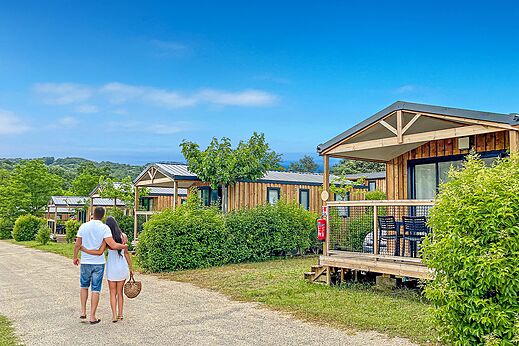 Modernos Mobil-homes de madera con terrazas en el camping VAGUES OCEANES Soleil de Provence en Saint-Romain-en-Viennois (84).