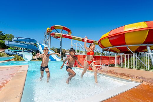 Toboganes acu�ticos y piscina exterior en el camping VAGUES OCEANES Soleil de Provence.