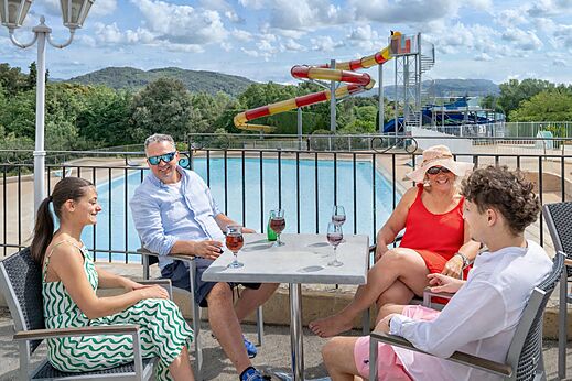 Piscina, toboganes y familia en camping VAGUES OCEANES Soleil de Provence (84).