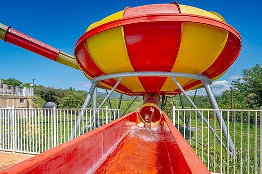 Tobog�n acu�tico gigante rojo y amarillo en el camping VAGUES OCEANES Soleil de Provence.