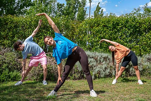 Sesi�n de estiramientos y fitness al aire libre en el camping VAGUES OCEANES Soleil de Provence.