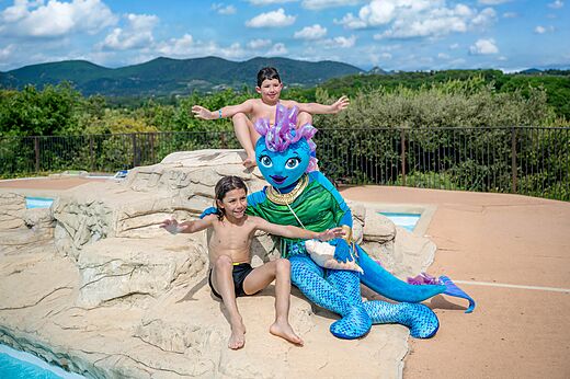Ni�os sonrientes con mascota en la piscina VAGUES OCEANES Soleil de Provence.